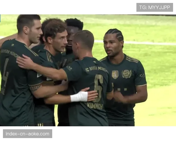 特写:萨内被替换下场时,向客队看台鼓掌致意 特写:萨内被替换下场时,向客队看台鼓掌致意